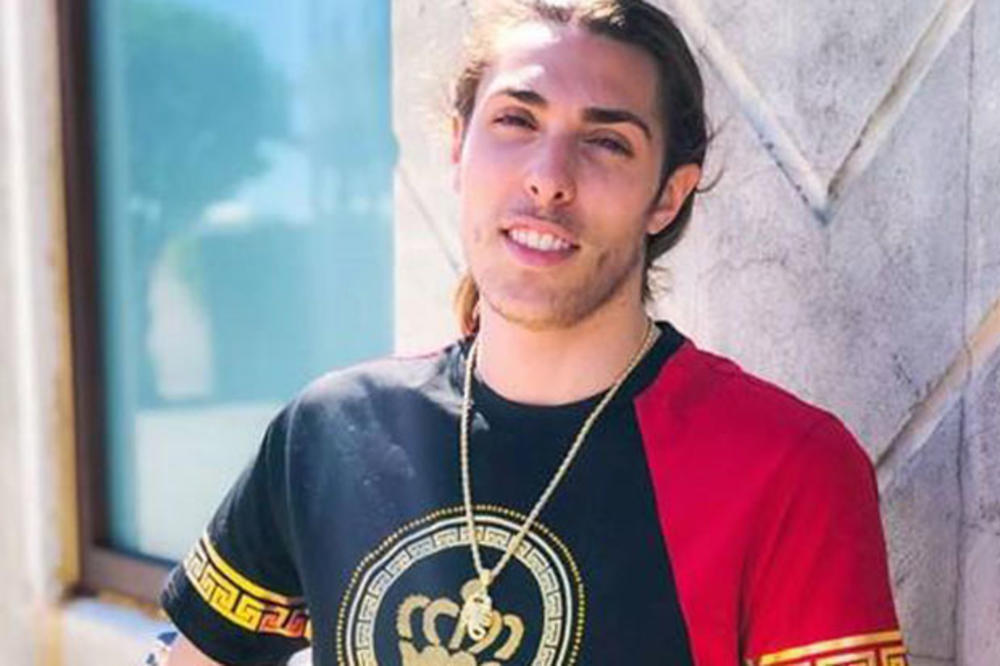 Potrošio je 10.000 dolara da bi postao žena, a onda se GORKO POKAJAO! Radim sklekove kako bih se rešio VELIKIH GRUDI! (FOTO)