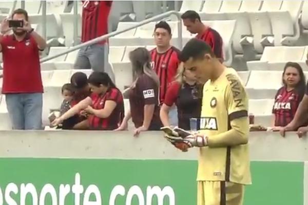 NE STREPE SAMO U SRBIJI OD TERORA PARKING SERVISA: Brazilski golman slao poruke usred utakmice, mogući razlog je više nego bizaran! (VIDEO)