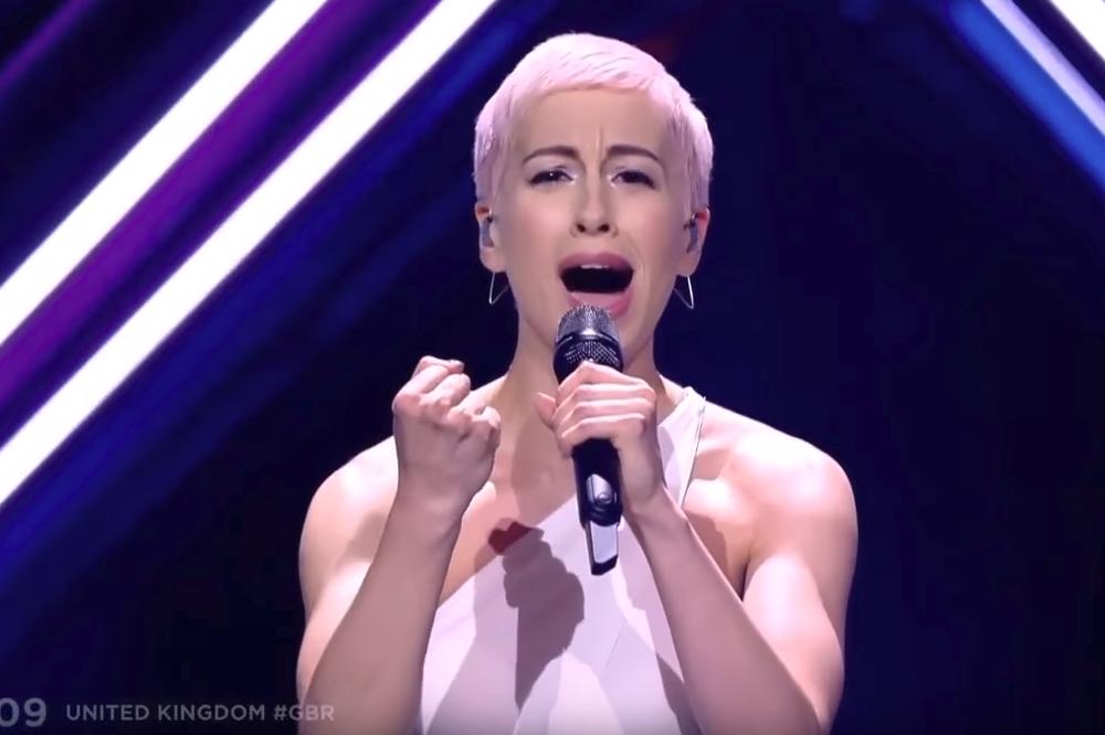 DRAMA SE NE STIŠAVA: Nakon što joj je nepoznati muškarac OTEO mikrofon na bini, predstavnica Velike Britanije doživljava NOVU NEPRIJATNOST (VIDEO)