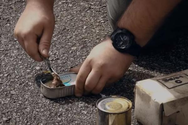 MOŽE LI OVO DA SE JEDE? Pogledajte kako izgleda sadržaj konzervi iz JNA starih 30 godina (VIDEO)