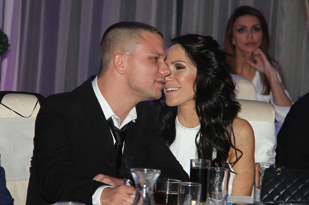 SREĆOM, NIKOLIJA I BEBA NISU BILE U KOLIMA! Relja Popović imao saobraćajnu nesreću, od šoka ne može ni da priča! (FOTO)