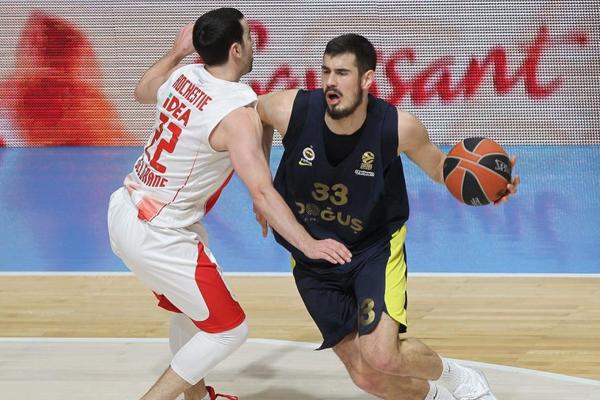 DELIJE NAPALE KALINIĆA KOJI NEMA NAMERU DA SPUSTI LOPTU: Mani se više Zvezde - nisi naš!