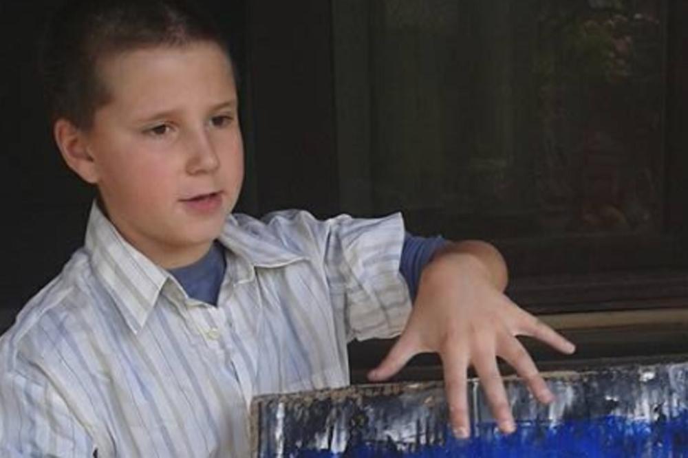 ALEKSANDAR JE DOŽIVEO TEŠKU NESREĆU, A SAD PRODAJE CRTEŽE DA KUPI KNJIGE ZA ŠKOLU: Njegova priča je za SUZE, ali i DIVLJENJE (FOTO)