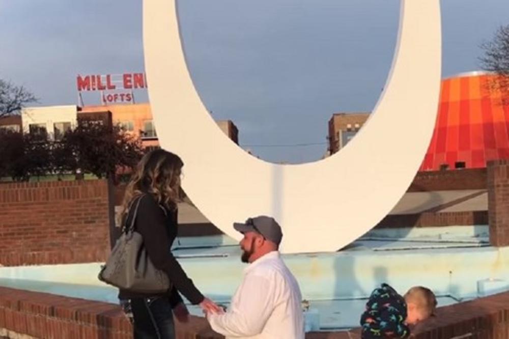 URNEBESNA PROSIDBA: Kleknuo je pred devojku, a onda je mališan uleteo u kadar i uradio nešto PRESMEŠNO! (VIDEO)