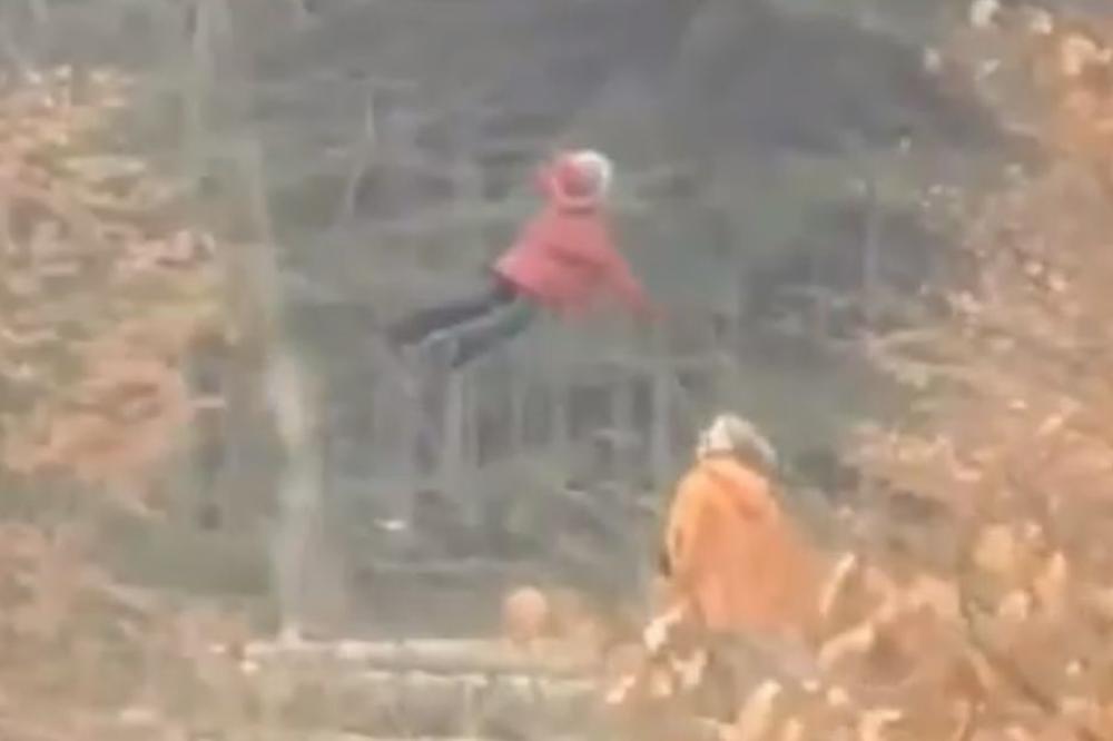 NAKON OVOG SNIMKA, POVEROVAĆETE DA JE SVE MOGUĆE: U Rusiji snimljena devojčica koja LETI (VIDEO)