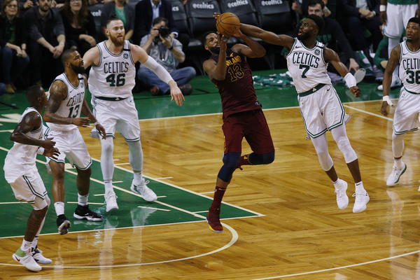 DŽABA KAVSIMA LEBRONOV TRIPL-DABL! Boston poveo sa 2:0, Klivlend je na kolenima! (VIDEO)