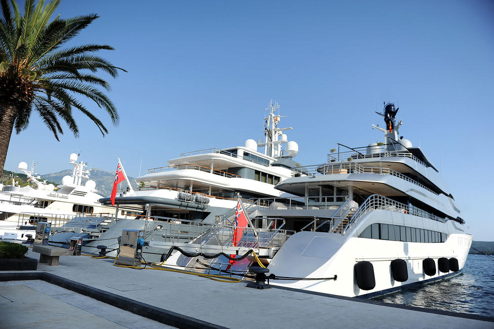 MARAMA 160 EVRA, I TO JE NAJJEFTINIJE: Kad vidite koliko vam novca treba da se obučete u ovom CG gradu, zanemećete! (FOTO)