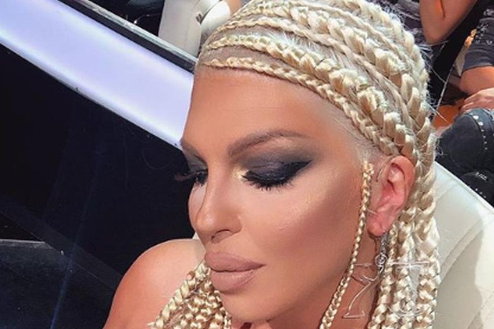 Karleuša đuskala u minijaturnoj HALJINI, a kada je skočila, ISPALO je nešto zbog čega su SVI POGLEDI BILI UPRTI KA NJOJ (VIDEO)