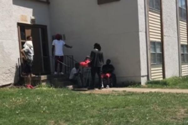 Grupa KRIMINALACA pokušala da OPLJAČKA DOSTAVLJAČA PICE: Posle samo nekoliko sekundi su se GORKO POKAJALI! (VIDEO)