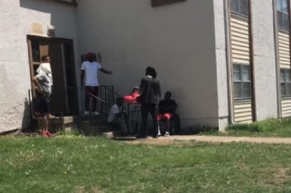 Grupa KRIMINALACA pokušala da OPLJAČKA DOSTAVLJAČA PICE: Posle samo nekoliko sekundi su se GORKO POKAJALI! (VIDEO)