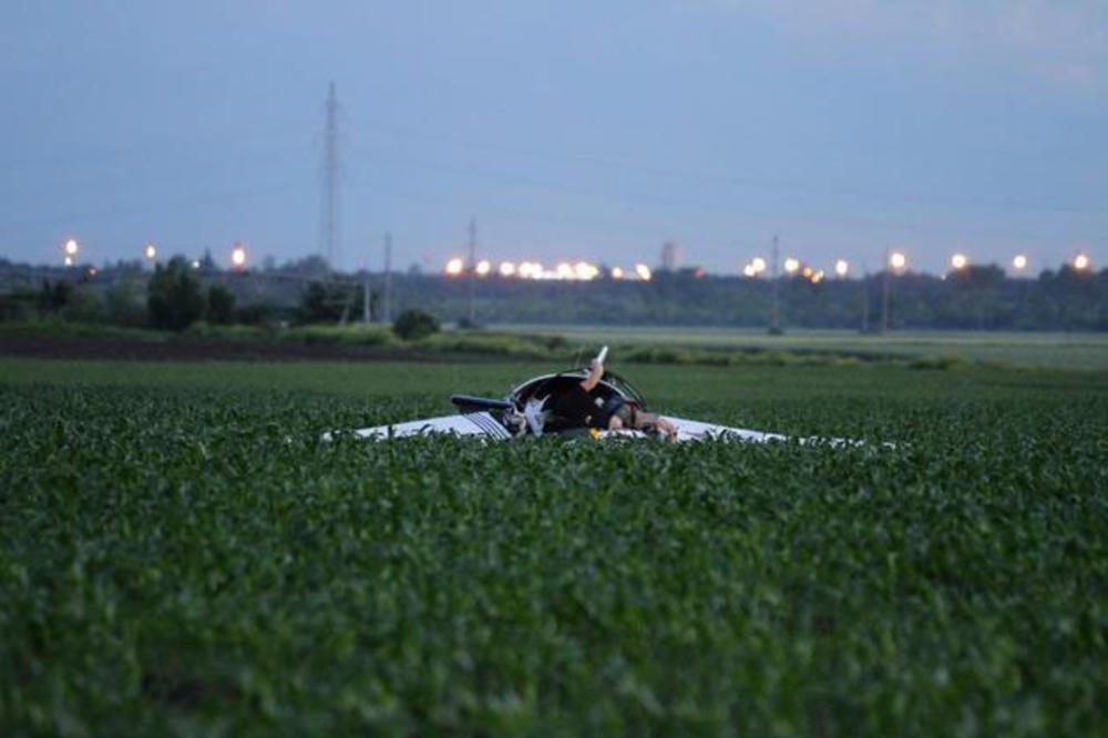 Srušio se SPORTSKI AVION kod Zemun Polja, dve osobe NASTRADALE!