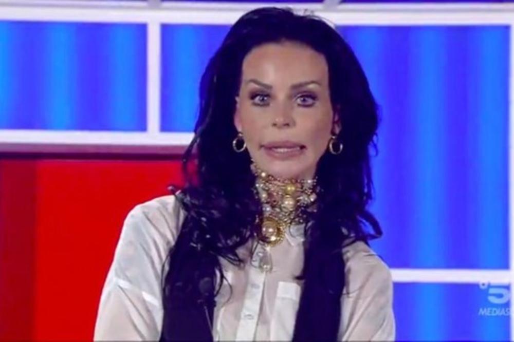 UŽAS, PA LIČI NA MRTVU NEVESTU: Internet UNIŠTAVA manekenku posle ulaska u RIJALITI! (VIDEO)