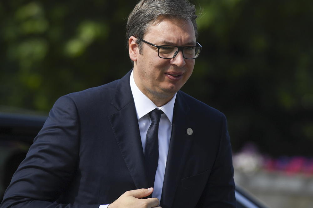 Vučić: Veće plate i penzije, nema otimanja najsiromašnijima
