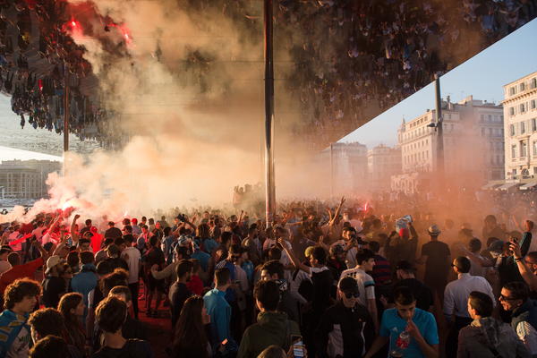 KRV NA ULICAMA MARSEJA! Huligani se sukobili sa policijom, tukli se palicama, boli se noževima, grad je potpuno zapaljen! (VIDEO)