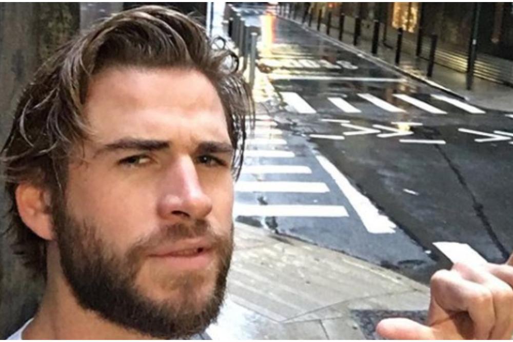 Čekaj, TO TI JE TATA??? Fanovi poludeli pošto je PREZGODNI GLUMAC postavio fotku sa roditeljima! (FOTO)