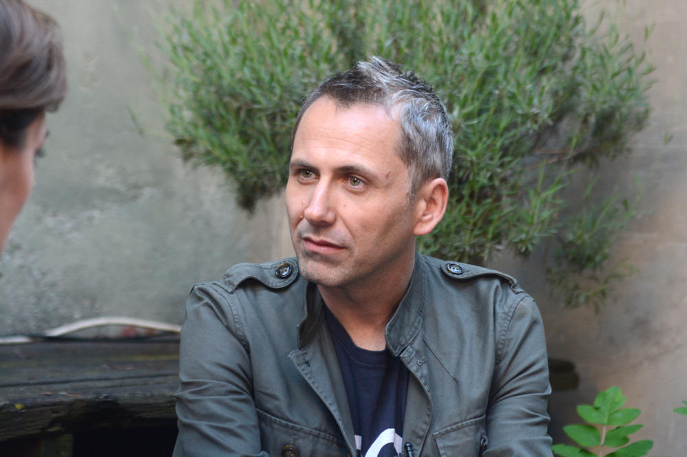 KAD ĆE U SRBIJI NOVI 5. OKTOBAR? Bili smo na tribini hrvatskog reditelja u čijoj novoj predstavi ISUS SILUJE MUSLIMANKU! (FOTO)