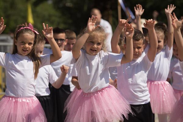 DA LI ĆE I SRBIJA VRATITI TRADICIONALNE VREDNOSTI? U Poljskoj i Rusiji počinju deci da daju stara SLOVENSKA imena!