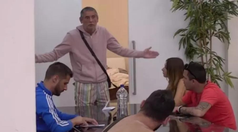 Lepi Mića se jutros kupao u bazenu ne znajući da je pun hemikalija zbog čišćenja  