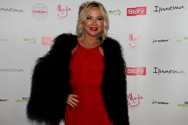 OVO JE TOLIKO HRABRO DA NEMAMO REČI: Pevačica se pojavila na crvenom tepihu BEZ DONJEG VEŠA, sve se videlo (FOTO)