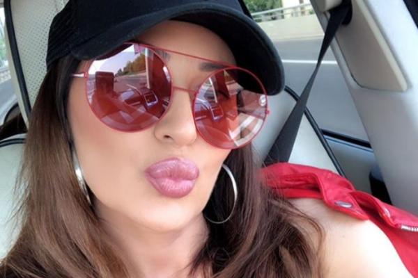 CECA JE SMANJILA GRUDI, ALI DEKOLTE JE I DALJE ZANOSAN: Zbog ove fotografije su je svi pohvalili (FOTO)