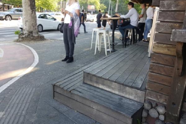 IMA LI KRAJA BAHATOSTI?! Vlasnik kafića postavio baštu nasred staze za slepe! (FOTO)