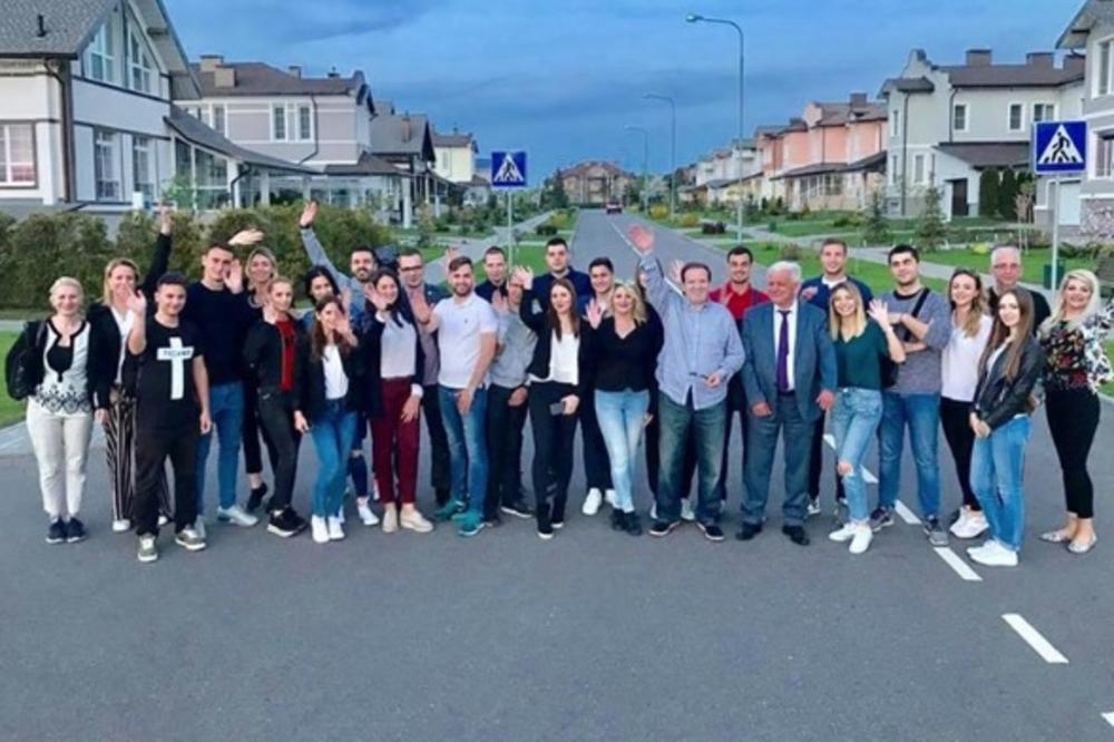 JESTE LI ČULI ZA KARIĆ GRAD? Biznismen iz ovog mesta uputio oštru poruku Zapadu! (FOTO)