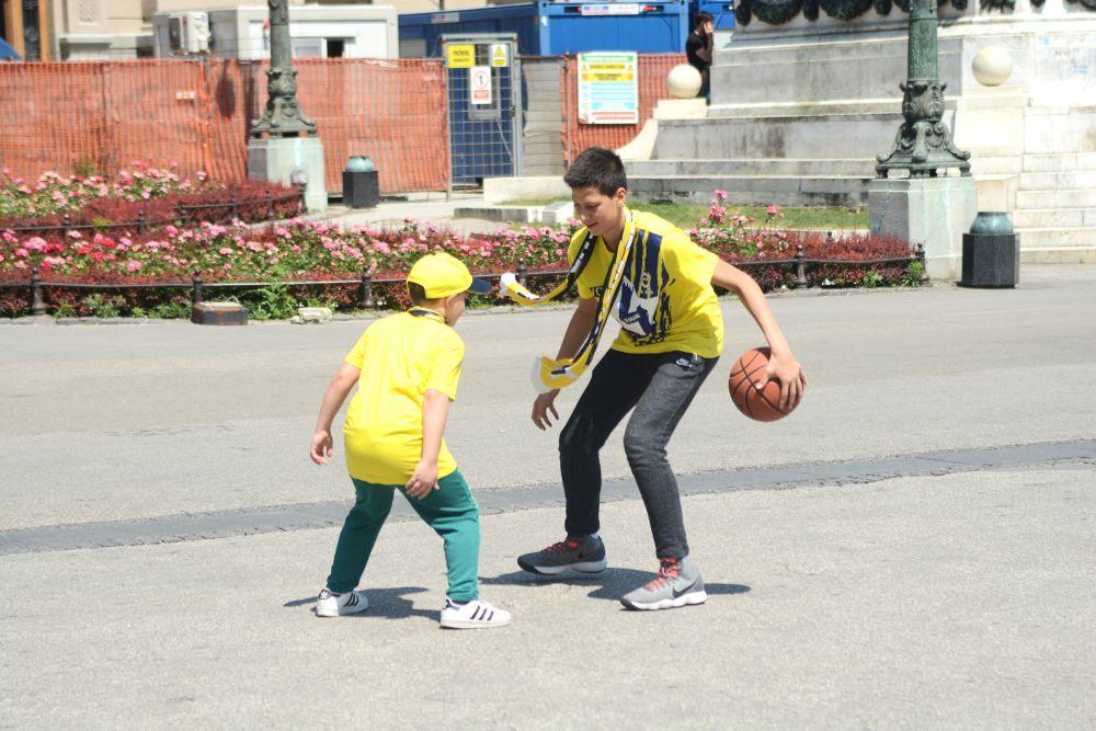 Najmlađi navijači Fenerbahčea su zaigrali i basket na Trgu Republike