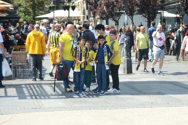 KOŠARKAŠKA GROZNICA TRESE BEOGRAD: Centar obojen u žuto, Fenerovi navijači prave feštu, igraju basket na ulicama, a sa svih strana odjekuje - Obradović! (FOTO) (VIDEO)