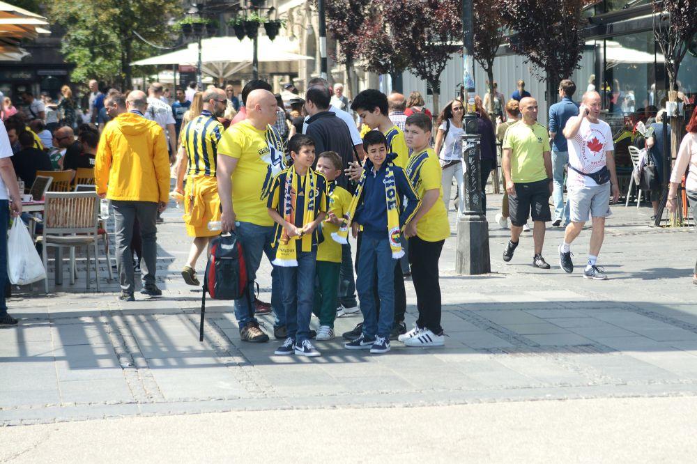 KOŠARKAŠKA GROZNICA TRESE BEOGRAD: Centar obojen u žuto, Fenerovi navijači prave feštu, igraju basket na ulicama, a sa svih strana odjekuje - Obradović! (FOTO) (VIDEO)