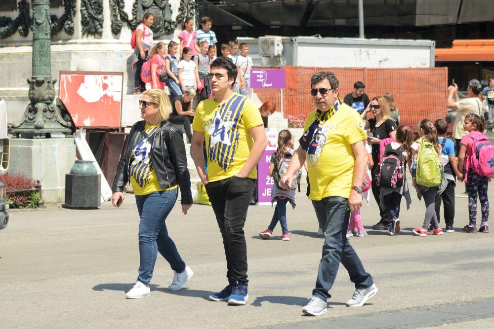 Slavljeničku atmosferu prave navijači Fenerbahčea na ulicama Beograda