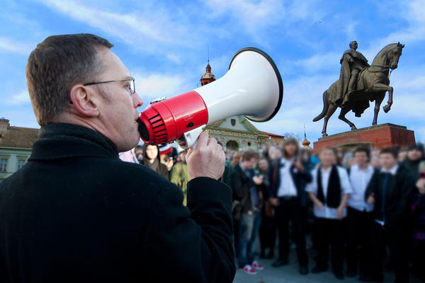 SRBI SE BUNE ZBOG VISOKIH PLATA! Verovali ili ne, i ovo se dešava u našoj zemlji!