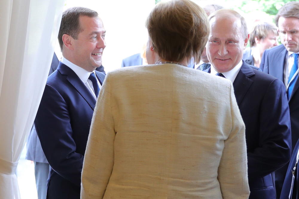 ŠMEKERU, SVAKA ČAST, TAKO SE TO RADI: Putin je otopio čeličnu kancelarku Angelu Merkel dobrodošlicom pred kojom bi zanemela svaka žena! (VIDEO)