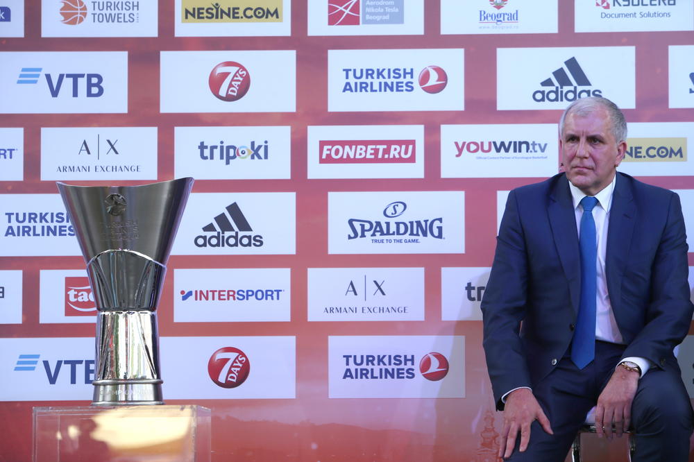 HODAJUĆA LEGENDA! Navijači u Areni pričinili veliku čast Željku Obradoviću! A, tek kada je izašao na teren... (FOTO) (VIDEO)