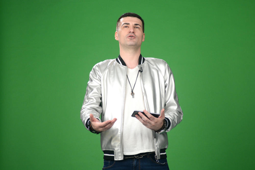 Sećate se njega iz Porodičnog blaga? Naučio je Adrijanu Limu da psuje na srpskom, a Šerbedžiju ostavio bez teksta (FOTO)(VIDEO)