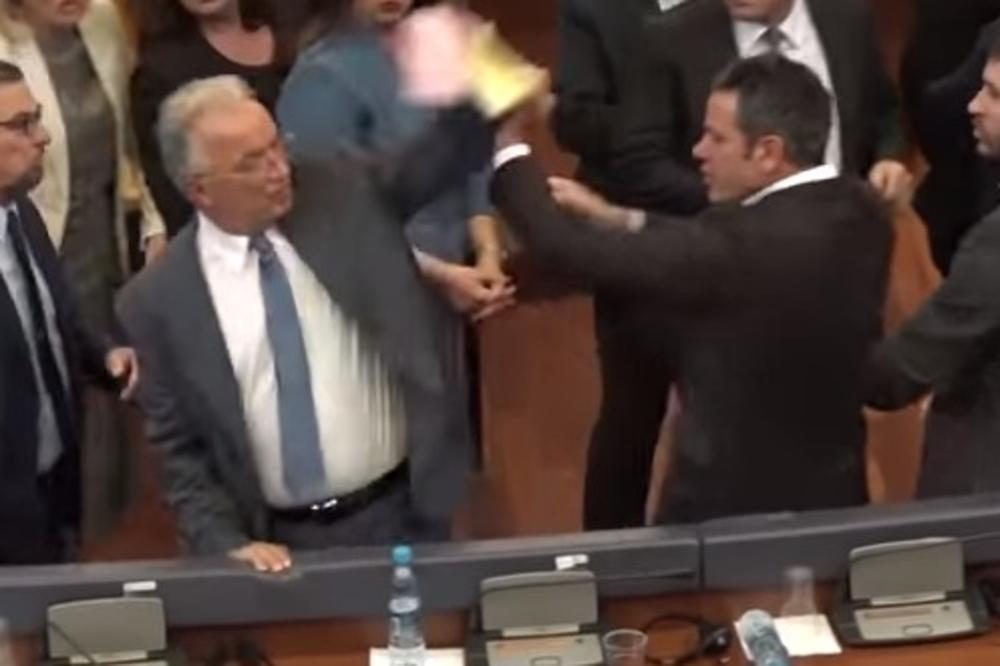 TUČA U SKUPŠTINI NA KOSOVU: Osnivač OVK udario kolegu, pa SKOČILI drugi poslanici! (VIDEO)