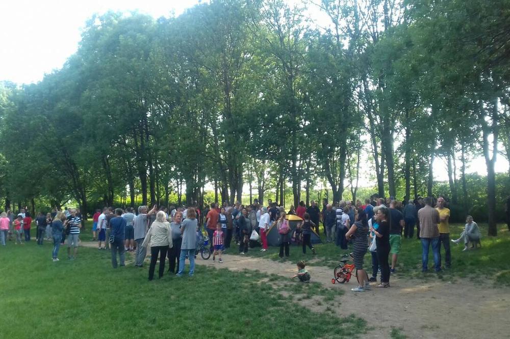 PROTEST NA PETLOVOM BRDU ZBOG SEČE ŠUME! Građani ujedinjeni: NE DAMO BORIĆE (FOTO)