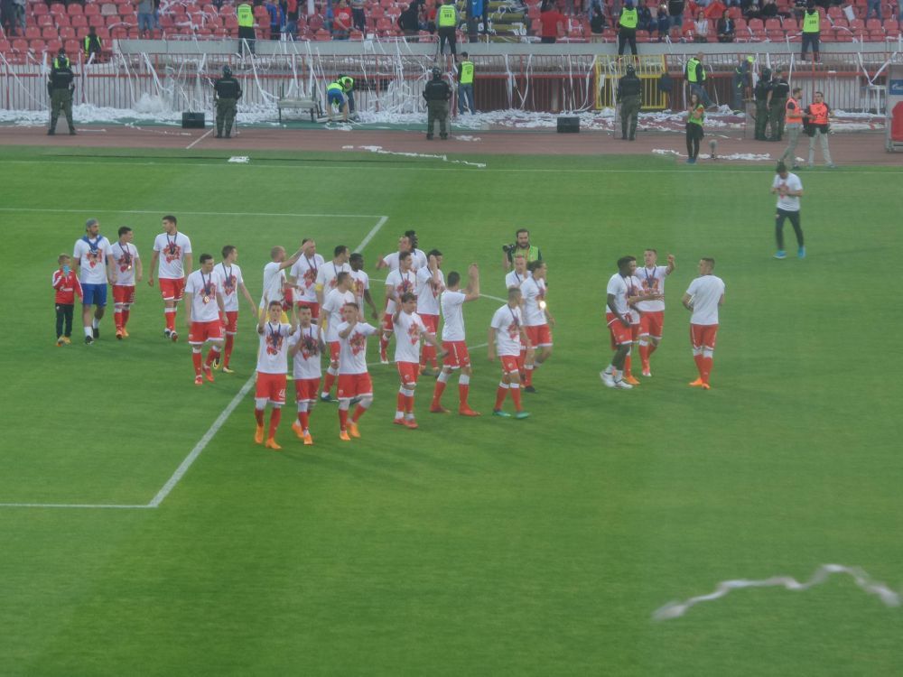 Fudbaleri Crvene zvezde pozdravljaju igrače