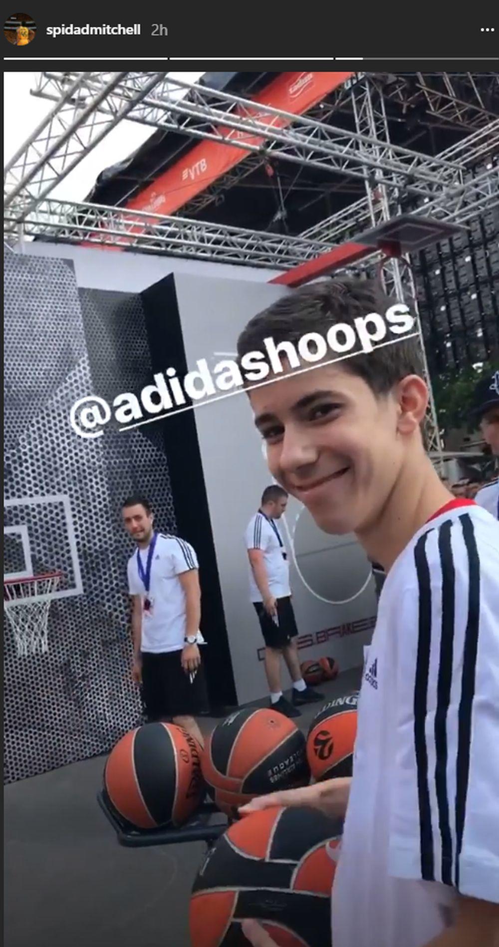 Donovan Mičel na Kalemegdanu deli savete najmlađima