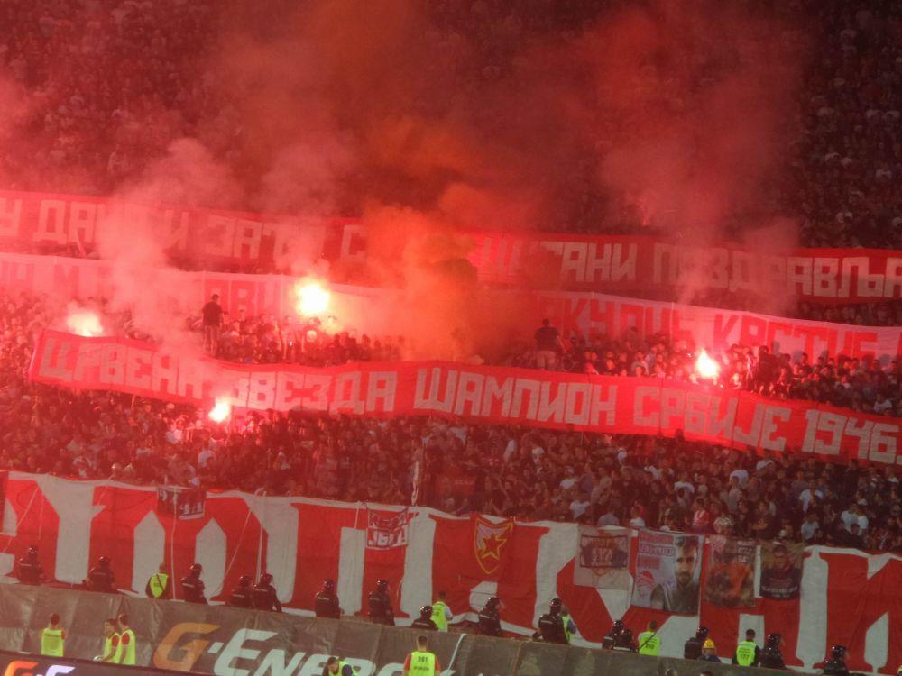 Delije - bakljada i transparenti na proslavi titule