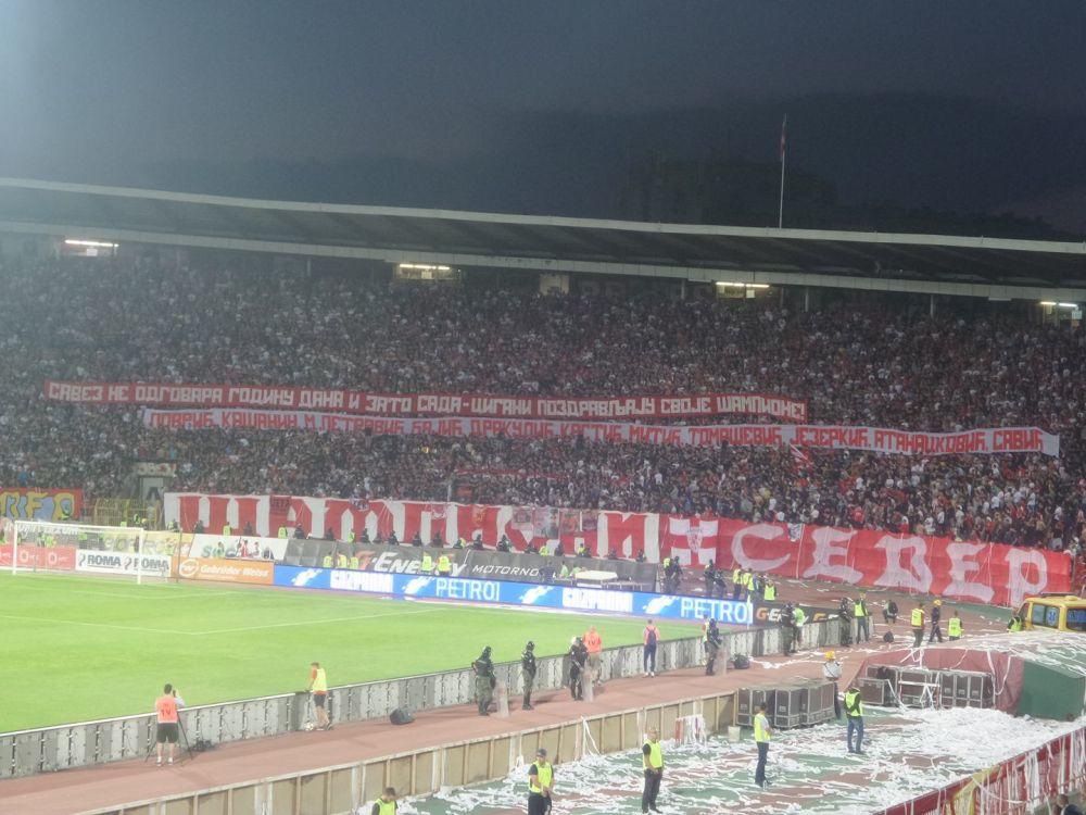 Delije transparent kojim traže da FSS prizna Zvezdi titulu iz 1946. godine