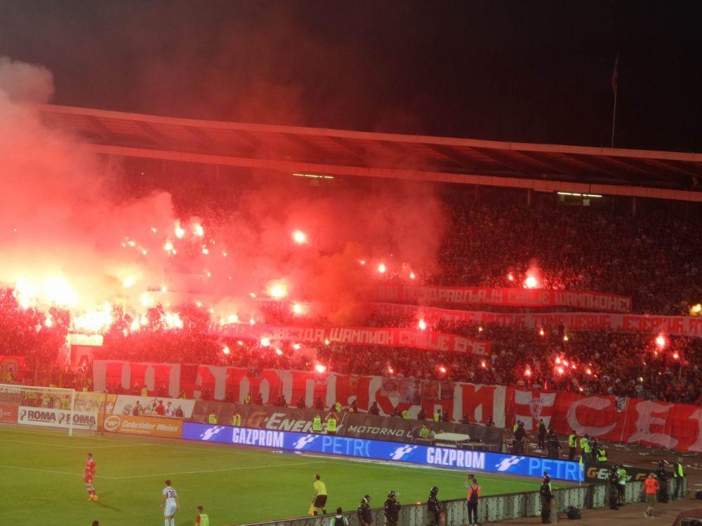 Delije - bakljada i transparenti