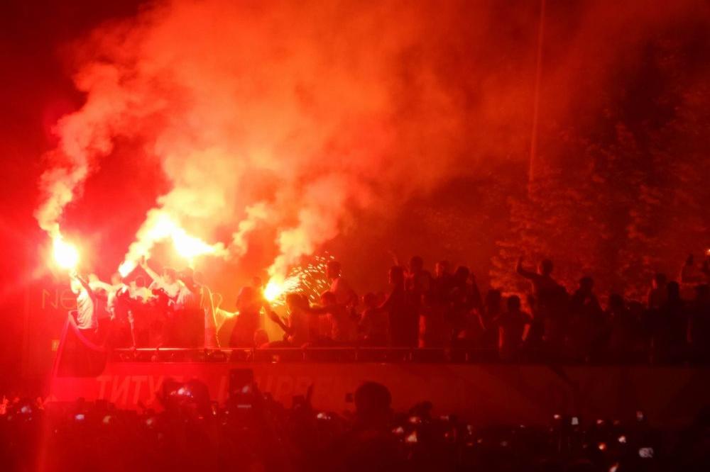 ŠAMPIONSKO SLAVLJE ZVEZDE NA ULICAMA BEOGRADA: Žule sa šlemom na glavi luduje, igrači popalili baklje, grmi pesma Delija! (FOTO) (VIDEO)