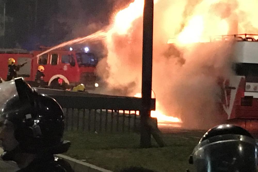 HAOS NA PROSLAVI TITULE! Zapalio se autobus sa fudbalerima Zvezde! (FOTO) (VIDEO)