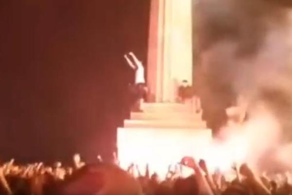 BAKLJE SVETLE, KALEMEGDAN GORI: Borjan i saigrači se popeli na Pobednika i vodili navijanje, spektakl na Kališu u režiji Delija! (VIDEO)