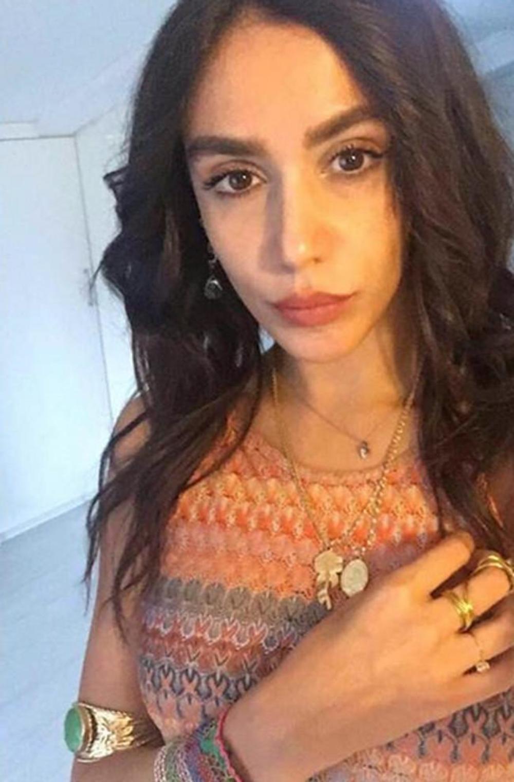 Živi u Istanbulu i bavi se manekenstvom  