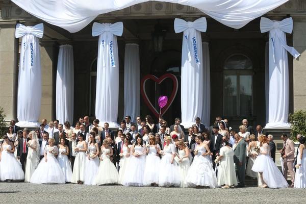 PREKO 100 PAROVA DANAS JE IZGOVORILO SUDBONOSNO DA: Mlade i mladoženje BLOKIRALI centar Beograda, a evo ko ih je uveseljavao (FOTO) (VIDEO)