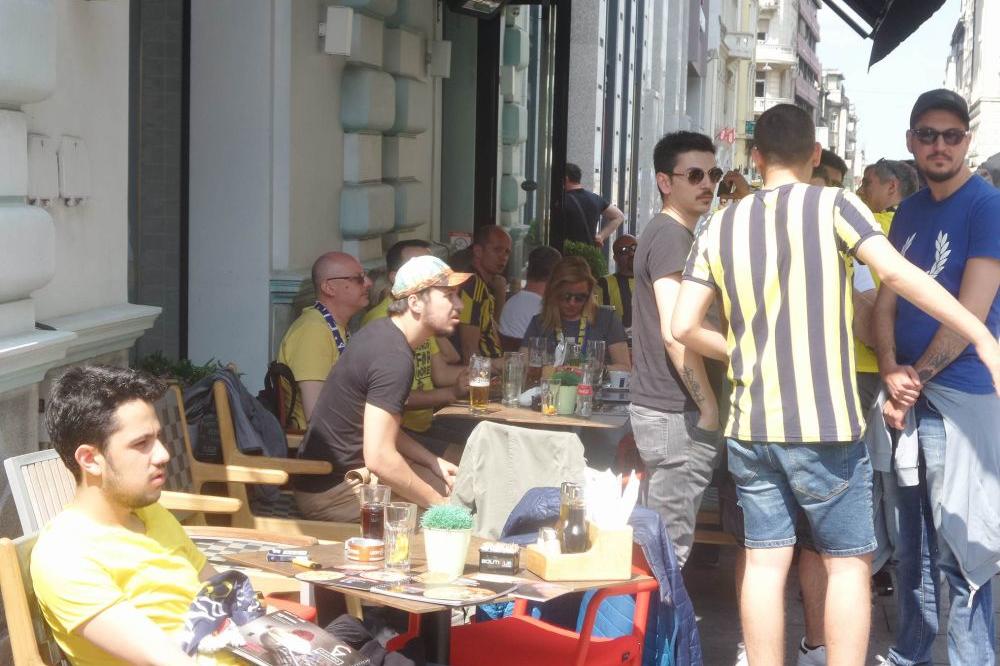 Ceo kvart u Beogradu skrhan zbog poraza Fenera: Njih je finale Evrolige smorilo više nego Turke koji su doputovali! (FOTO)