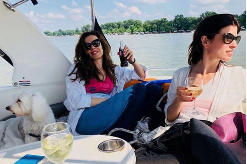 BAŠ SU SE OPUSTILE: Naše dve glumice podelile fotku sa broda i odmah dobile KOMENTAR koji je svima PRIVUKAO PAŽNJU!