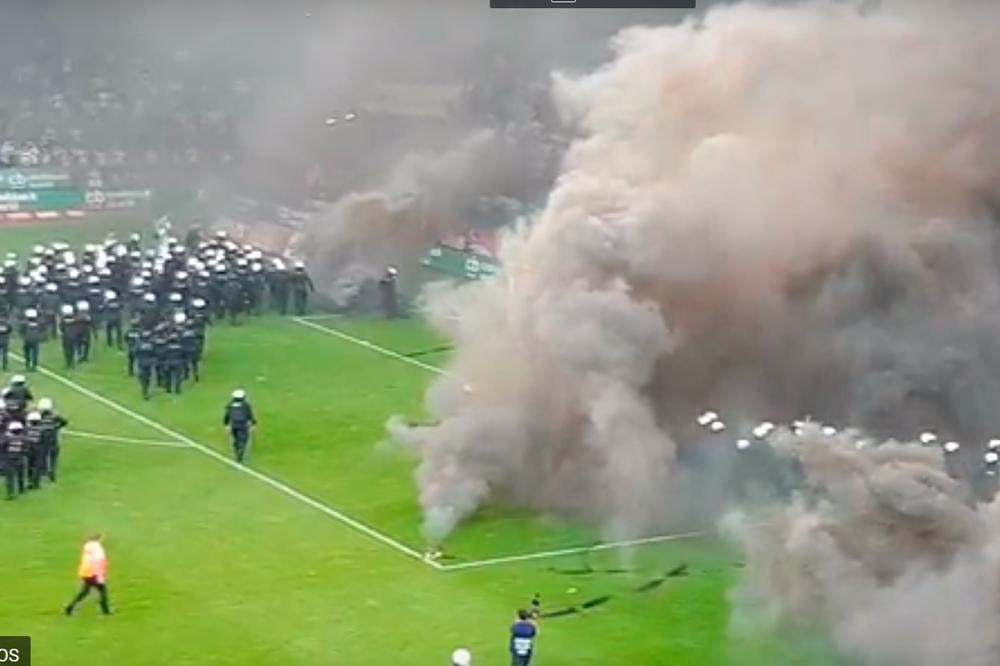 RAT NA TRIBINAMA U POLJSKOJ! Huligani prekinuli meč jer je najljući rival počeo da slavi titulu! (VIDEO)