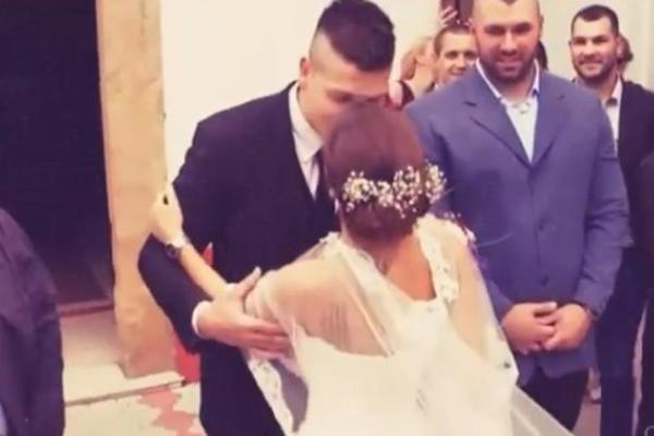 SLOBA OVO KRIJE OD SVOJE DEVOJKE KAO ZMIJA NOGE: Kija i on se POLJUBILI kad su napustili Zadrugu, kad Luna sazna, tek će biti SKANDALA!